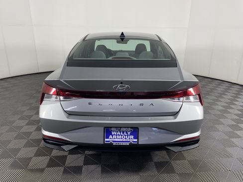 Used 2021 Hyundai Elantra SE FWD image 7