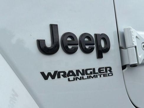 Used 2022 Jeep Wrangler Unlimited Sahara AWD/4WD image 18