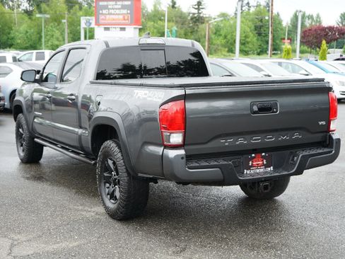 Used 2017 Toyota Tacoma TRD Off-Road AWD/4WD image 3