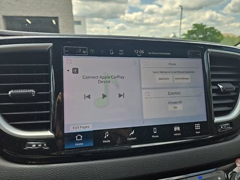 Used 2023 Chrysler Pacifica Touring-L FWD image 19