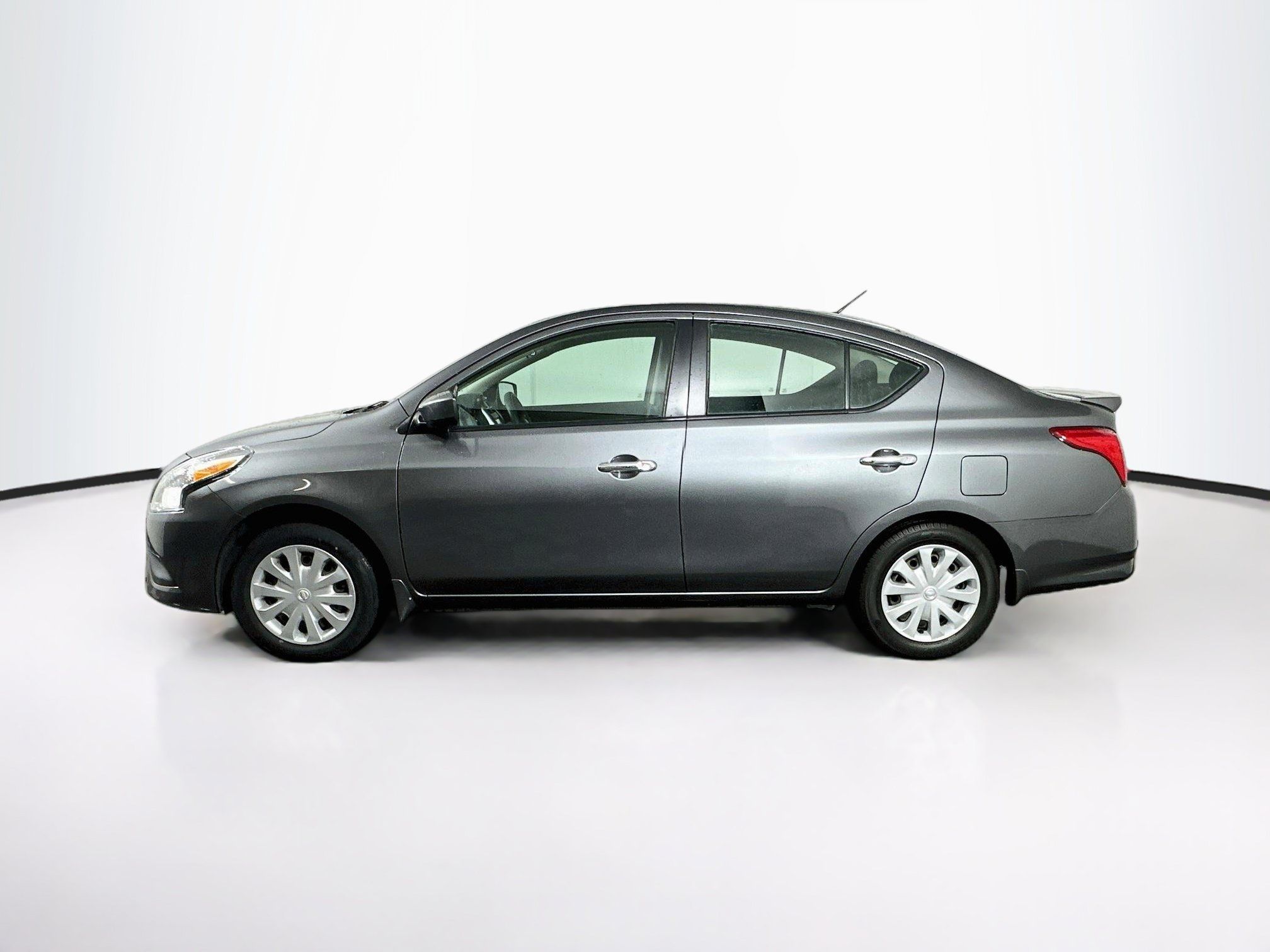Used 2018 Nissan Versa SV FWD image 4