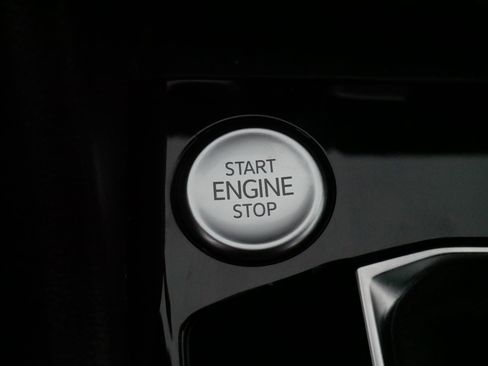 Certified 2022 Volkswagen Taos SEL image 29