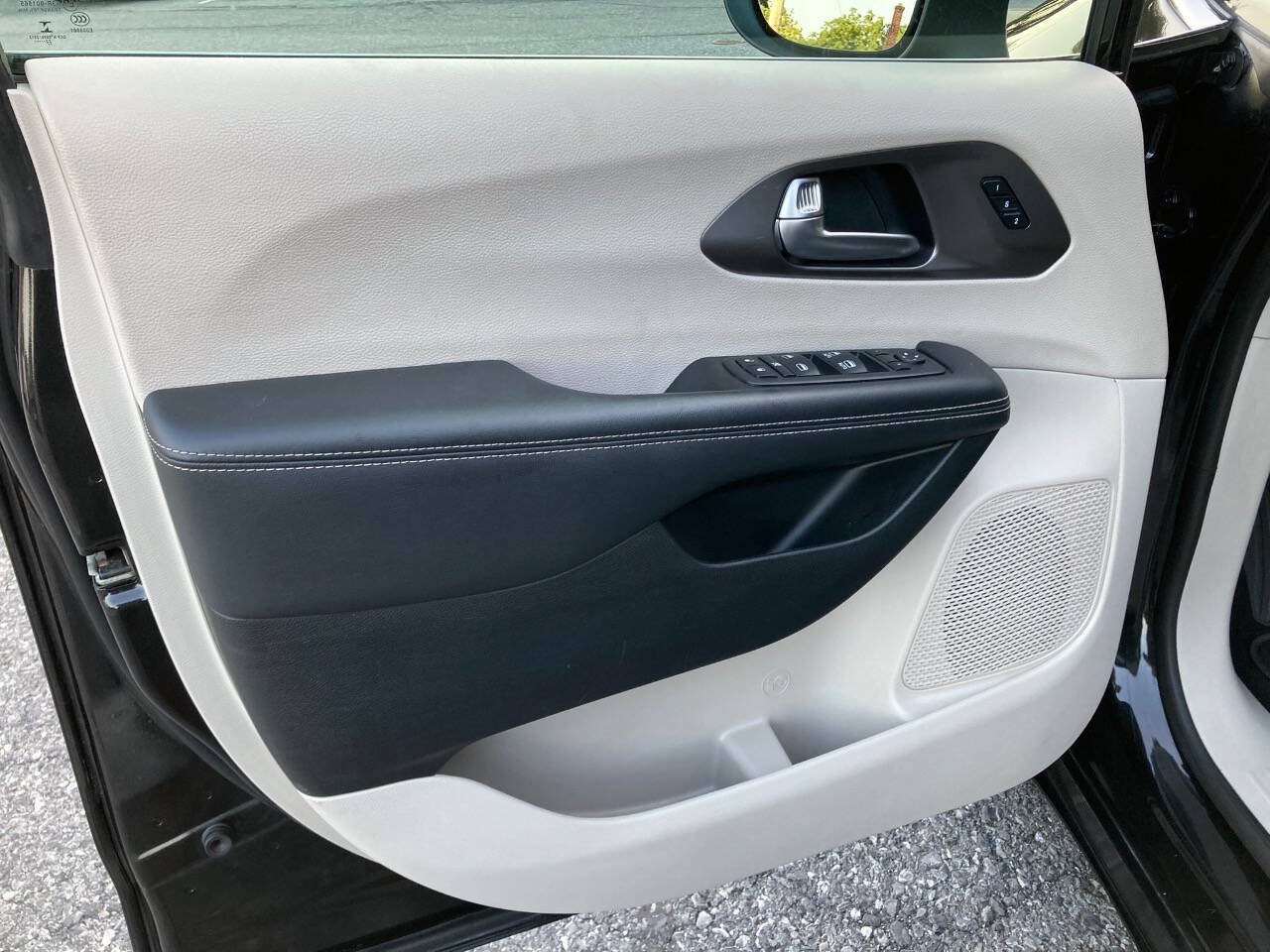 Used 2023 Chrysler Pacifica Touring-L FWD image 33