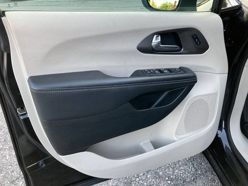 Used 2023 Chrysler Pacifica Touring-L FWD image 33