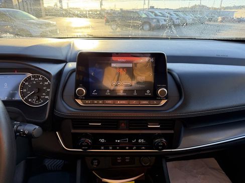 Used 2024 Nissan Rogue SV image 16