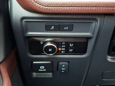 Used 2024 Ford Expedition Limited image 25