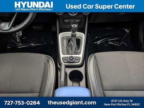 Certified 2022 Hyundai Venue Limited FWD image 18