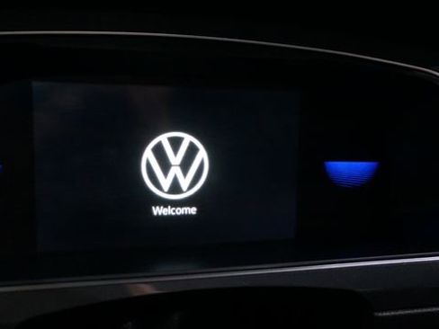 Certified 2023 Volkswagen Tiguan SE image 9