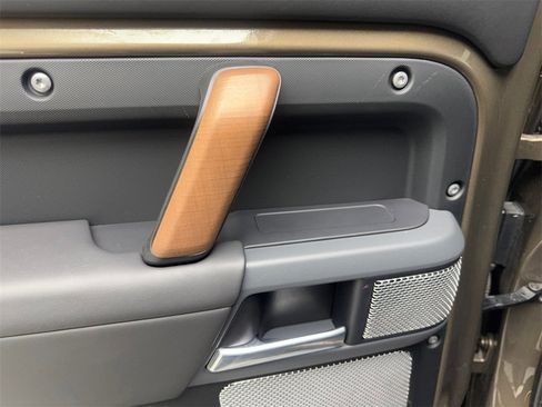 Used 2023 Land Rover Defender 130 X-Dynamic SE image 38