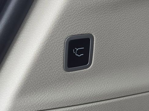 Used 2023 Chrysler Pacifica Limited FWD image 14