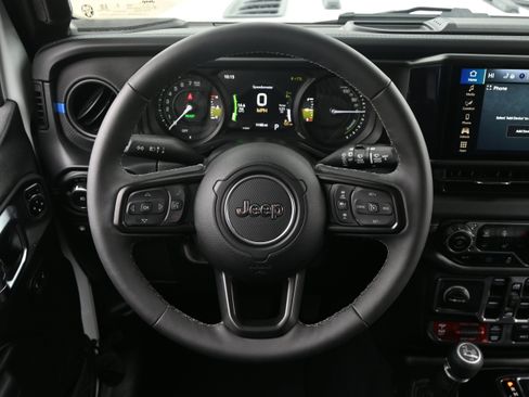 Used 2025 Jeep Wrangler Unlimited Rubicon 4xe w/ Safety Group AWD/4WD image 17