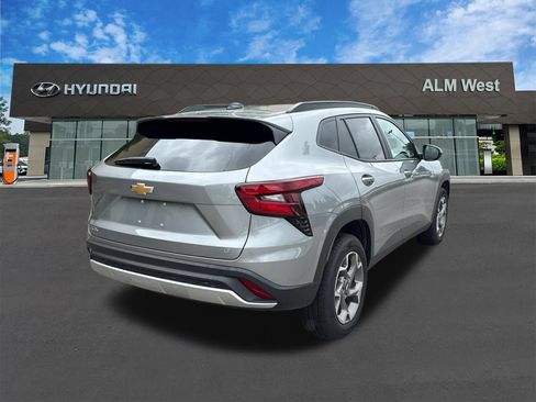 Used 2025 Chevrolet Trax LT w/ LT Convenience Package FWD image 5