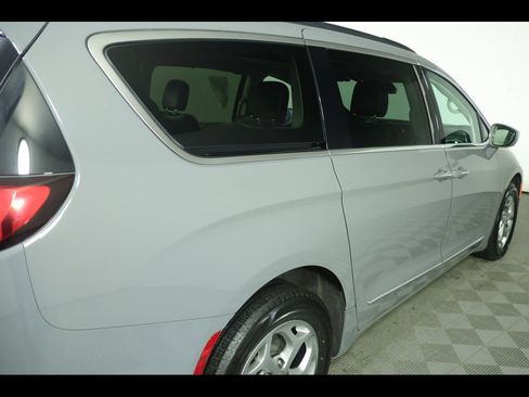Used 2022 Chrysler Pacifica Limited image 21