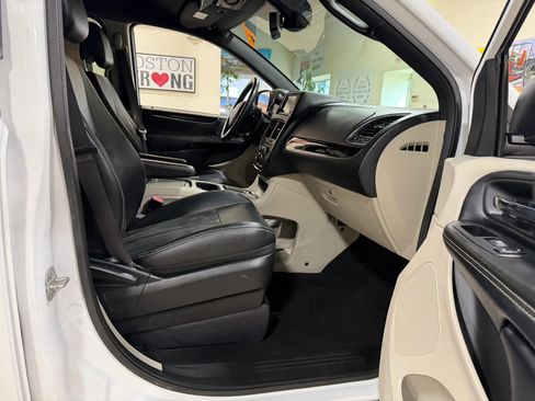 Used 2019 Dodge Grand Caravan SXT image 39