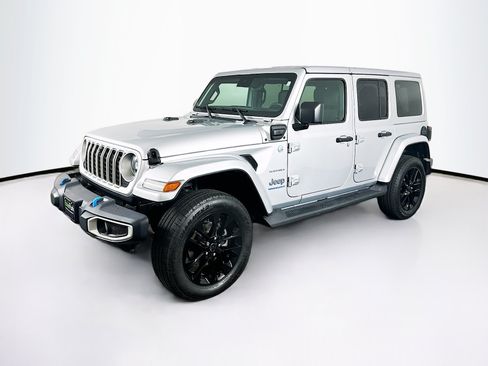 Used 2024 Jeep Wrangler Unlimited Sahara w/ Technology Group AWD/4WD image 3