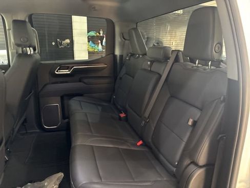 Used 2025 GMC Sierra 1500 SLT AWD/4WD image 18