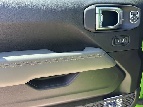 Used 2025 Jeep Gladiator Mojave image 16