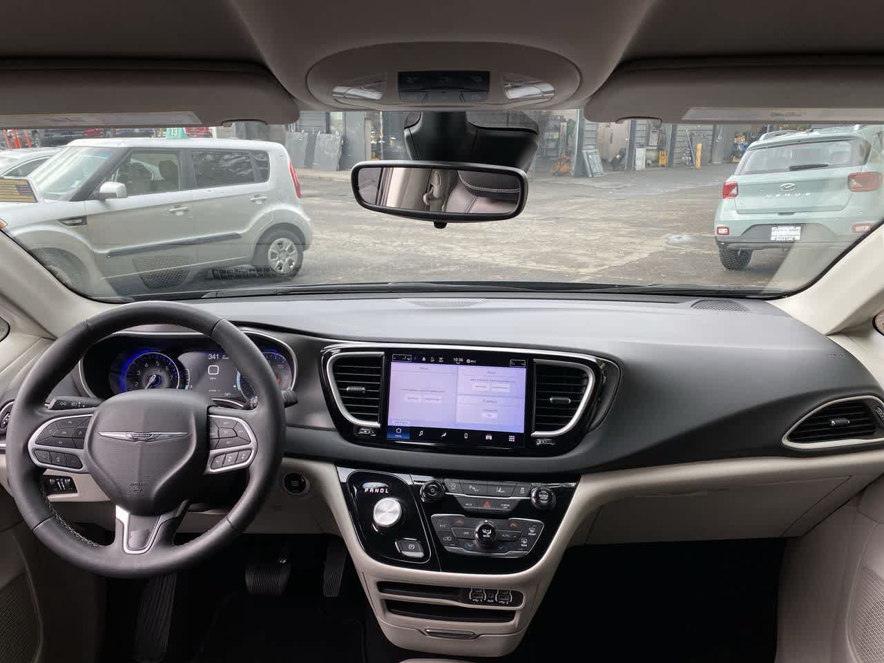 Used 2024 Chrysler Pacifica Touring-L FWD image 12
