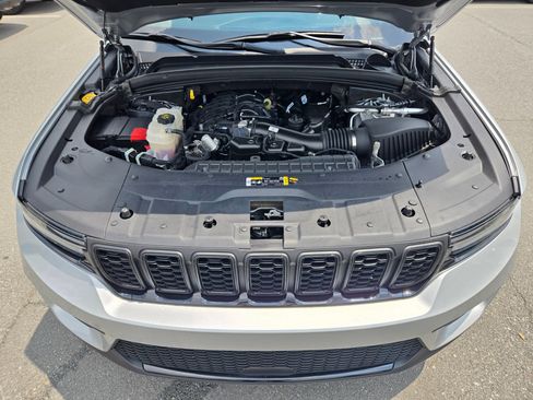 Used 2025 Jeep Grand Cherokee Altitude AWD/4WD image 19