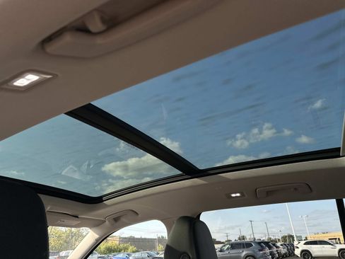 New 2025 Volkswagen Tiguan SE image 13