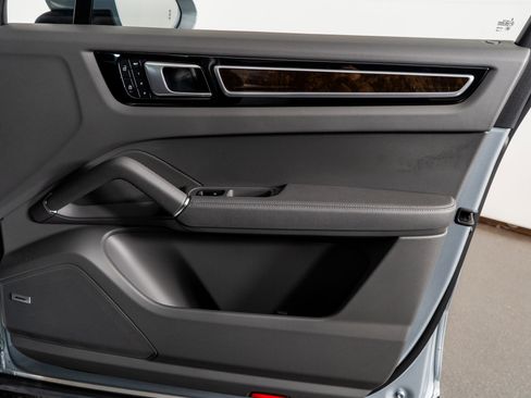 Used 2022 Porsche Cayenne S image 52