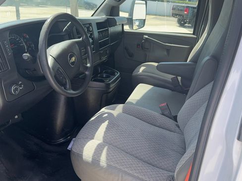Used 2018 Chevrolet Express 3500 Extended w/ Driver Convenience Package RWD image 9