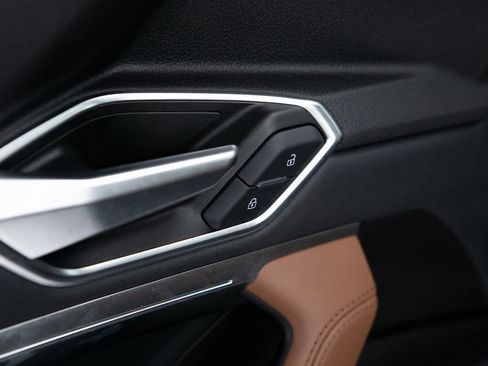 Used 2022 Audi e-tron Premium Plus w/ Premium Plus Package image 19