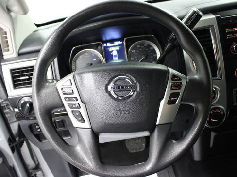 Used 2018 Nissan Titan SV AWD/4WD image 15