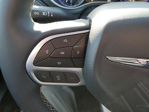 Used 2025 Chrysler Pacifica Select image 16