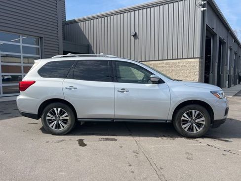 Used 2018 Nissan Pathfinder SV w/ SV Tech Package AWD/4WD image 4