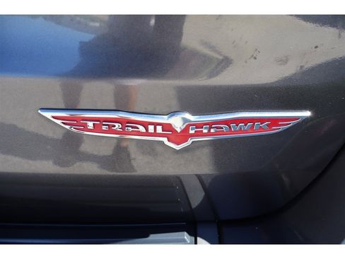 Used 2018 Jeep Grand Cherokee Trailhawk w/ Trailhawk Luxury Group AWD/4WD image 5
