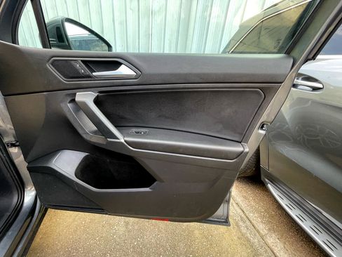 Used 2020 Volkswagen Tiguan SE image 17