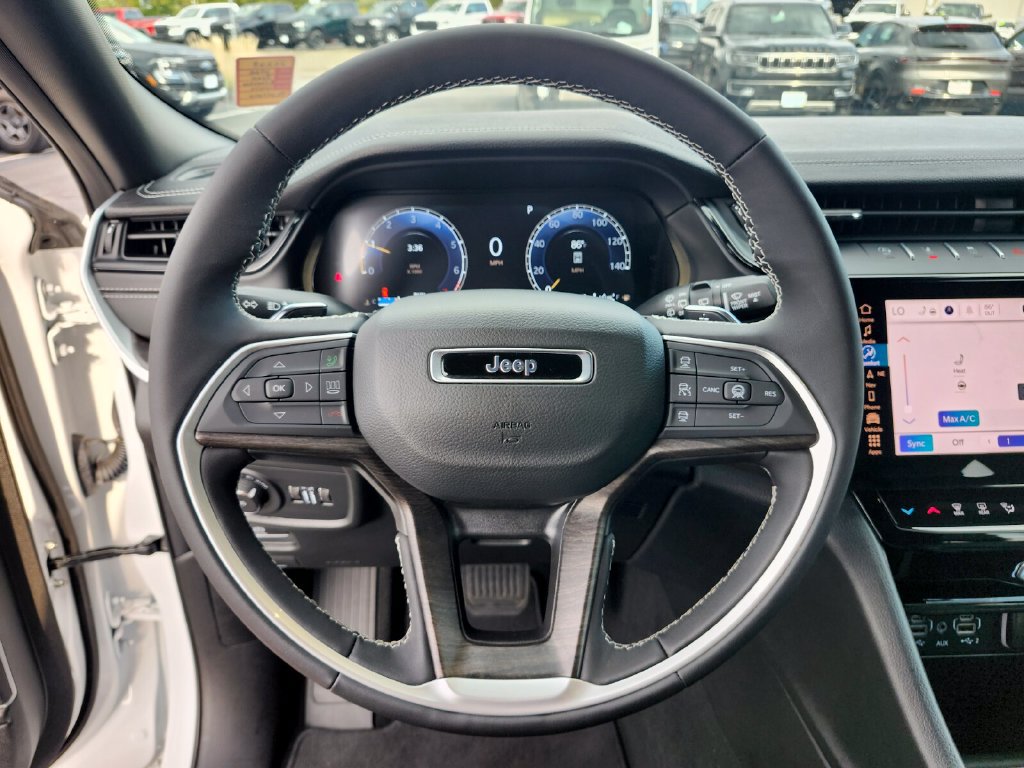 Used 2026 Jeep Grand Cherokee Limited AWD/4WD image 29