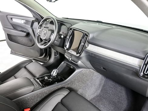 Used 2025 Volvo XC40 B5 Plus image 25