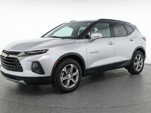 Used 2025 Chevrolet Blazer LT FWD image 3