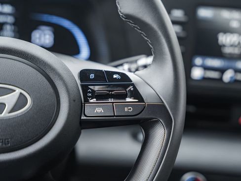 Certified 2025 Hyundai Elantra Sport image 26