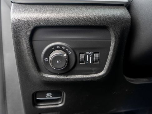 Used 2023 Jeep Grand Cherokee Limited w/ Luxury Tech Group II AWD/4WD image 16