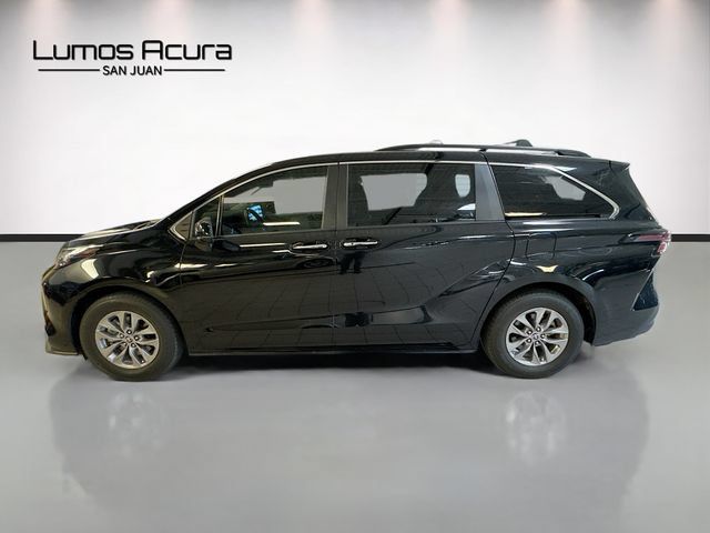 Used 2023 Toyota Sienna XLE w/ XLE Plus Package FWD image 4