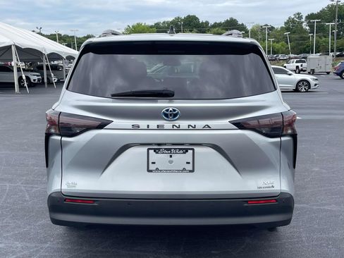 Used 2024 Toyota Sienna XLE FWD image 6