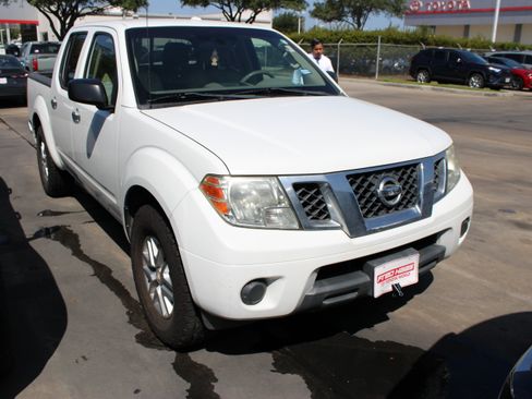 Used 2014 Nissan Frontier SV RWD image 2