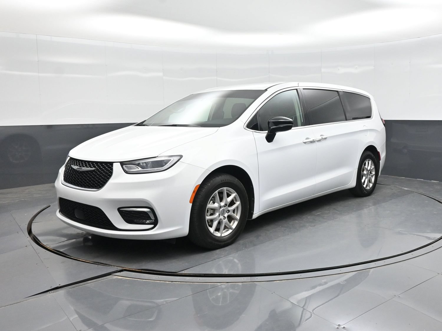Used 2024 Chrysler Pacifica Touring-L FWD image 1