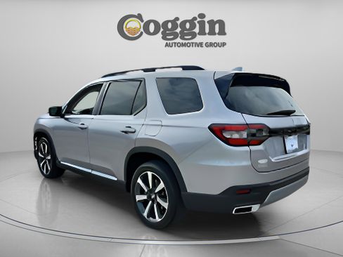 Used 2025 Honda Pilot Touring image 3