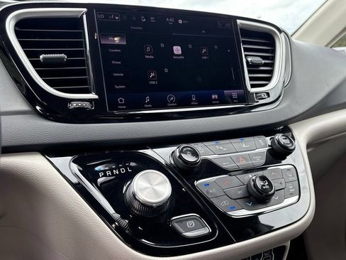 Used 2023 Chrysler Pacifica Touring-L FWD image 17