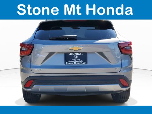 Used 2025 Chevrolet Trax LT w/ LT Convenience Package image 5