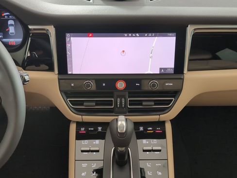 Certified 2025 Porsche Macan image 25