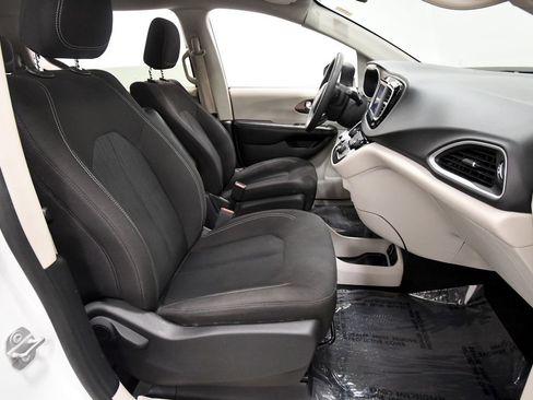 Used 2022 Chrysler Voyager LX FWD image 17