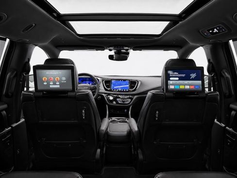 Used 2023 Chrysler Pacifica Limited w/ Uconnect Theater Family Group AWD/4WD image 33