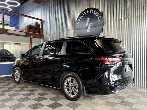 Used 2023 Toyota Sienna XSE AWD/4WD image 4