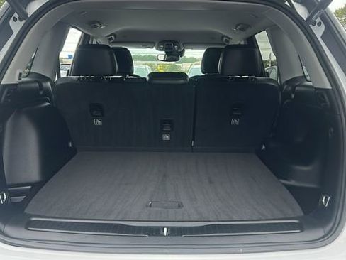 Used 2024 Jeep Grand Cherokee Limited image 9