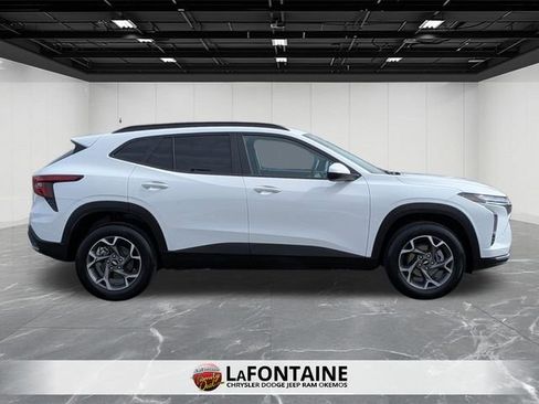 Used 2025 Chevrolet Trax LT w/ LT Convenience Package image 6